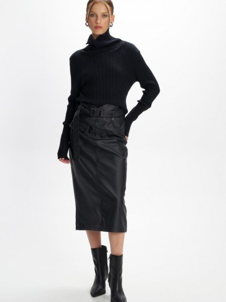 Μαύρη faux-leather midi φούστα, σε ίσια γραμμή, με σκίσιμο πίσω, καπακωτή τσέπη μπροστά, κλείσιμο με φερμουάρ πίσω και αποσπώμενη ζώνη Ale 