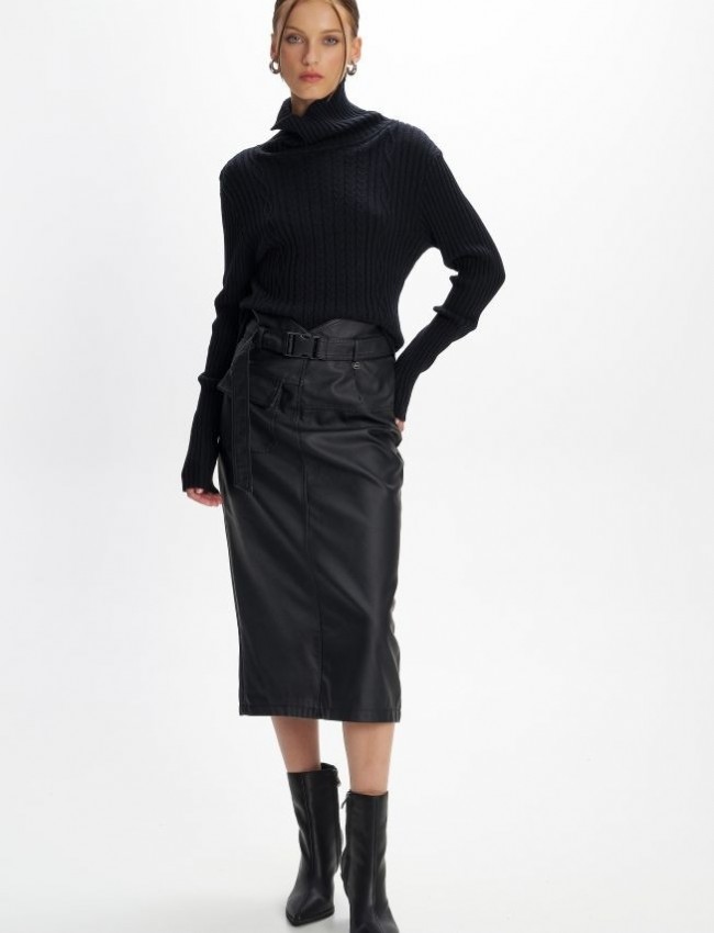 Μαύρη faux-leather midi φούστα, σε ίσια γραμμή, με σκίσιμο πίσω, καπακωτή τσέπη μπροστά, κλείσιμο με φερμουάρ πίσω και αποσπώμενη ζώνη Ale 