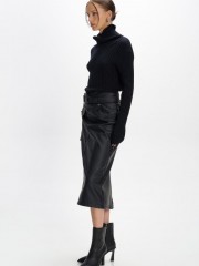 Μαύρη faux-leather midi φούστα, σε ίσια γραμμή, με σκίσιμο πίσω, καπακωτή τσέπη μπροστά, κλείσιμο με φερμουάρ πίσω και αποσπώμενη ζώνη Ale 
