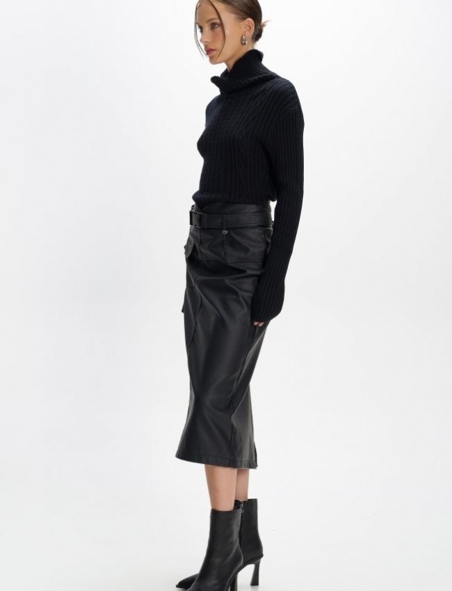 Μαύρη faux-leather midi φούστα, σε ίσια γραμμή, με σκίσιμο πίσω, καπακωτή τσέπη μπροστά, κλείσιμο με φερμουάρ πίσω και αποσπώμενη ζώνη Ale 