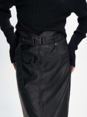 Μαύρη faux-leather midi φούστα, σε ίσια γραμμή, με σκίσιμο πίσω, καπακωτή τσέπη μπροστά, κλείσιμο με φερμουάρ πίσω και αποσπώμενη ζώνη Ale 