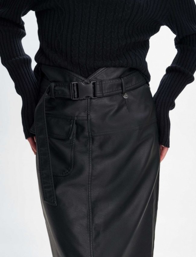 Μαύρη faux-leather midi φούστα, σε ίσια γραμμή, με σκίσιμο πίσω, καπακωτή τσέπη μπροστά, κλείσιμο με φερμουάρ πίσω και αποσπώμενη ζώνη Ale 