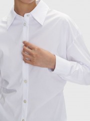 Λευκό βαμβακερό ελαστικό μακρυμάνικο πουκάμισο, σε μεσάτη γραμμή, με πέτο γιακά, σούρες στα πλαϊνά και κλείσιμο με κουμπιά μπροστά Ale 