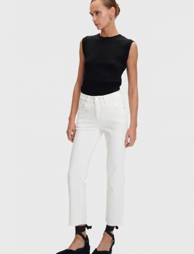 Λευκό ψηλόμεσο ελαστικό jean, σε slim fit γραμμή, τετράγωνες τσέπες πίσω, ξέφτι στο τελείωμα στον ποδόγυρο και κλείσιμο με κουμπί και κρυφό φερμουάρ μπροστά Ale 