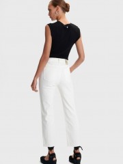 Λευκό ψηλόμεσο ελαστικό jean, σε slim fit γραμμή, τετράγωνες τσέπες πίσω, ξέφτι στο τελείωμα στον ποδόγυρο και κλείσιμο με κουμπί και κρυφό φερμουάρ μπροστά Ale 