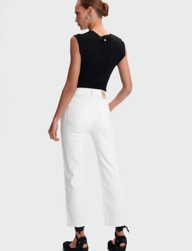 Λευκό ψηλόμεσο ελαστικό jean, σε slim fit γραμμή, τετράγωνες τσέπες πίσω, ξέφτι στο τελείωμα στον ποδόγυρο και κλείσιμο με κουμπί και κρυφό φερμουάρ μπροστά Ale 