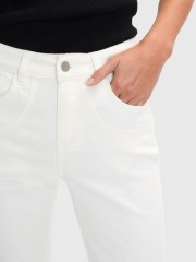 Λευκό ψηλόμεσο ελαστικό jean, σε slim fit γραμμή, τετράγωνες τσέπες πίσω, ξέφτι στο τελείωμα στον ποδόγυρο και κλείσιμο με κουμπί και κρυφό φερμουάρ μπροστά Ale 