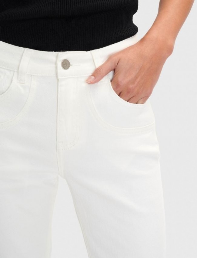 Λευκό ψηλόμεσο ελαστικό jean, σε slim fit γραμμή, τετράγωνες τσέπες πίσω, ξέφτι στο τελείωμα στον ποδόγυρο και κλείσιμο με κουμπί και κρυφό φερμουάρ μπροστά Ale 