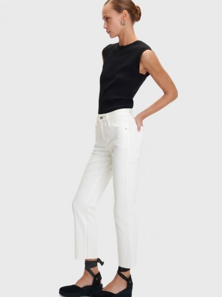 Λευκό ψηλόμεσο ελαστικό jean, σε slim fit γραμμή, τετράγωνες τσέπες πίσω, ξέφτι στο τελείωμα στον ποδόγυρο και κλείσιμο με κουμπί και κρυφό φερμουάρ μπροστά Ale 