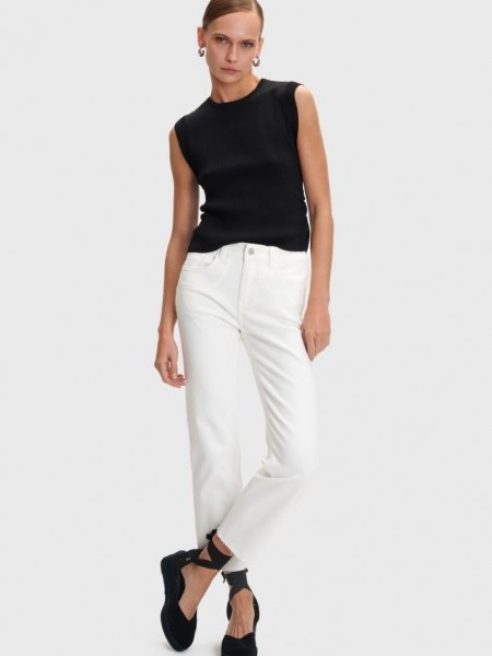 Λευκό ψηλόμεσο ελαστικό jean, σε slim fit γραμμή, τετράγωνες τσέπες πίσω, ξέφτι στο τελείωμα στον ποδόγυρο και κλείσιμο με κουμπί και κρυφό φερμουάρ μπροστά Ale 