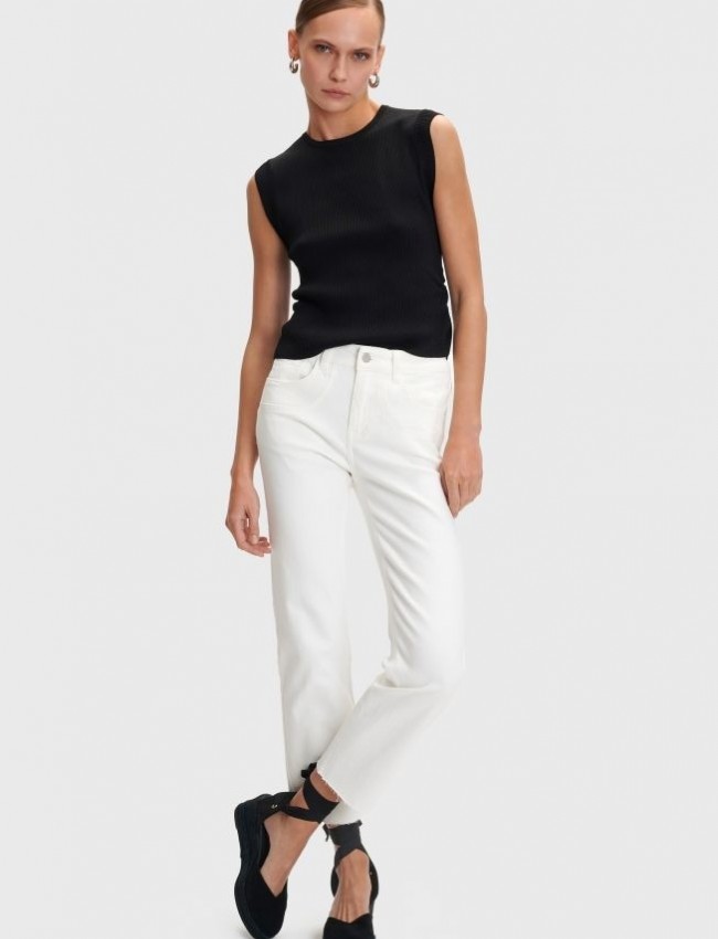 Λευκό ψηλόμεσο ελαστικό jean, σε slim fit γραμμή, τετράγωνες τσέπες πίσω, ξέφτι στο τελείωμα στον ποδόγυρο και κλείσιμο με κουμπί και κρυφό φερμουάρ μπροστά Ale 