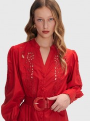 Κόκκινο μακρυμάνικο broderie midi φόρεμα, σε κλος γραμμή, με V στην μάο γιακά λαιμόκοψη, κλείσιμο με κουμπιά μπροστά, σούρες στους ώμους και αποσπώμενη ζώνη Ale  