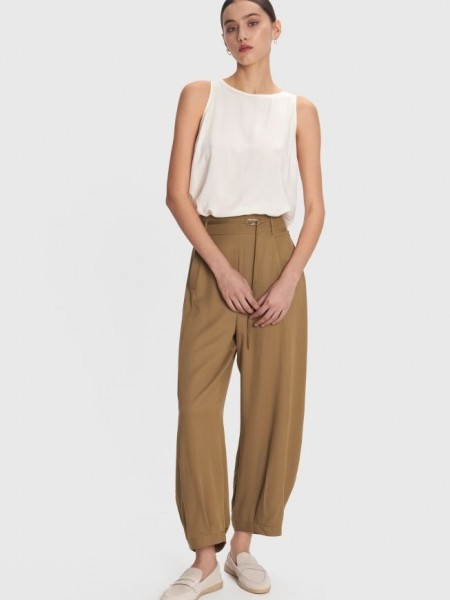 Χακί ψηλόμεσο slouchy-fit παντελόνι σε χαλαρή γραμμή με λάστιχο πίσω στη μέση κάθετες  μπροστινές τσέπες και αποσπώμενο λεπτό κορδόνι Ale 
