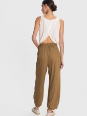 Χακί ψηλόμεσο slouchy-fit παντελόνι σε χαλαρή γραμμή με λάστιχο πίσω στη μέση κάθετες  μπροστινές τσέπες και αποσπώμενο λεπτό κορδόνι Ale 