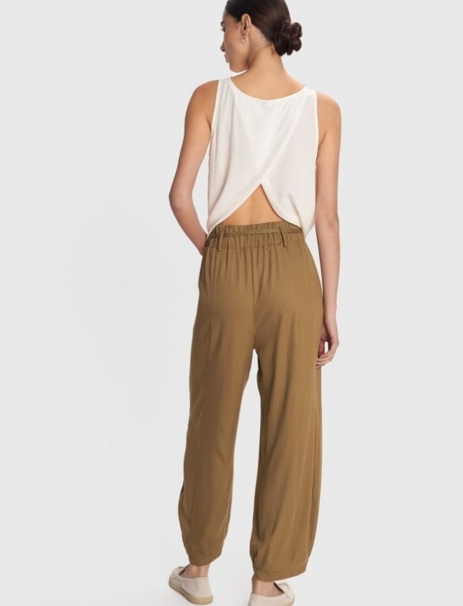 Χακί ψηλόμεσο slouchy-fit παντελόνι σε χαλαρή γραμμή με λάστιχο πίσω στη μέση κάθετες  μπροστινές τσέπες και αποσπώμενο λεπτό κορδόνι Ale 