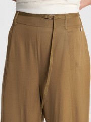 Χακί ψηλόμεσο slouchy-fit παντελόνι σε χαλαρή γραμμή με λάστιχο πίσω στη μέση κάθετες  μπροστινές τσέπες και αποσπώμενο λεπτό κορδόνι Ale 