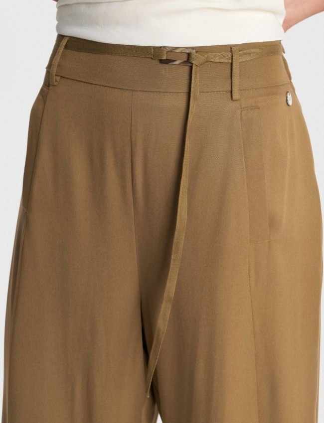 Χακί ψηλόμεσο slouchy-fit παντελόνι σε χαλαρή γραμμή με λάστιχο πίσω στη μέση κάθετες  μπροστινές τσέπες και αποσπώμενο λεπτό κορδόνι Ale 
