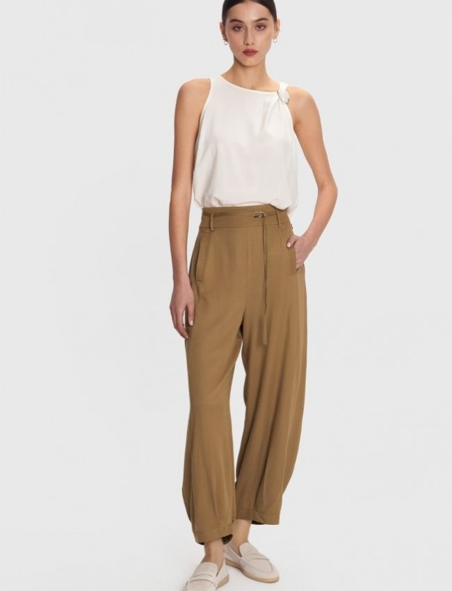 Χακί ψηλόμεσο slouchy-fit παντελόνι σε χαλαρή γραμμή με λάστιχο πίσω στη μέση κάθετες  μπροστινές τσέπες και αποσπώμενο λεπτό κορδόνι Ale 