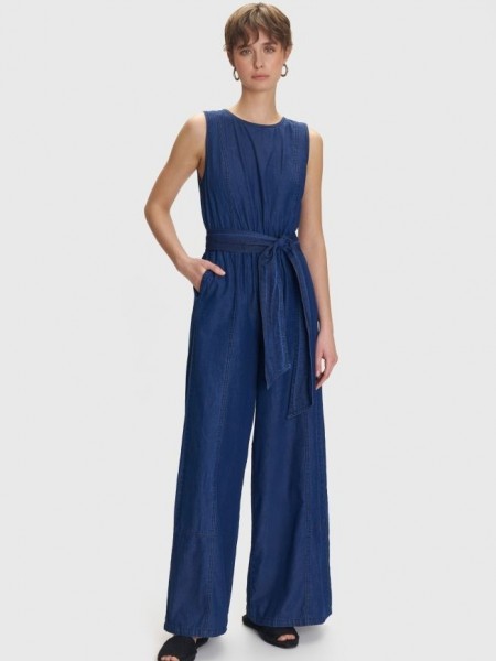 Blue jean tencel αμάνικη ολόσωμη φόρμα, με κλειστή στρογγυλή λαιμόκοψη, διακοσμητικές ραφές, λάστιχο στην μέση, πλαϊνές τσέπες και αποσπώμενη υφασμάτινη ζώνη Ale 