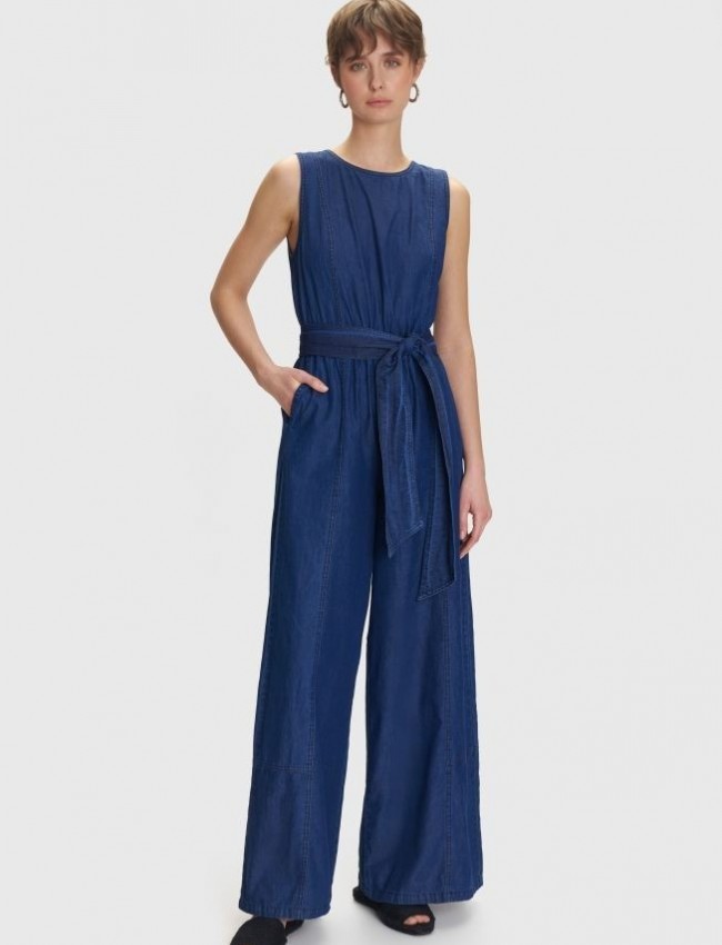 Blue jean tencel αμάνικη ολόσωμη φόρμα, με κλειστή στρογγυλή λαιμόκοψη, διακοσμητικές ραφές, λάστιχο στην μέση, πλαϊνές τσέπες και αποσπώμενη υφασμάτινη ζώνη Ale 