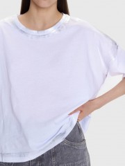 Λευκή κοντομάνικη βαμβακερή μπλούζα, σε τετράγωνη γραμμή, με ανοιχτή στρογγυλή λαιμόκοψη και με shiny λεπτομέρειες στα τελειώματα Ale 