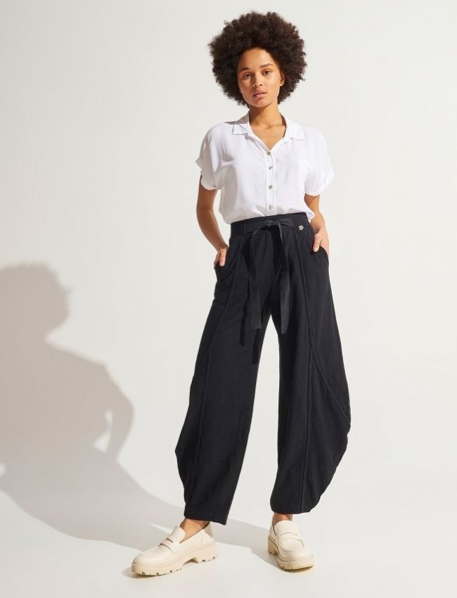 Μαύρο παντελόνι slouchy-fit με πλαϊνές τσέπες, διακοσμητικά εξόρραφα και μη αποσπώμενη ζώνη Ale