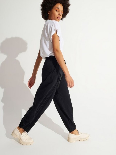Μαύρο παντελόνι slouchy-fit με πλαϊνές τσέπες, διακοσμητικά εξόρραφα και μη αποσπώμενη ζώνη Ale
