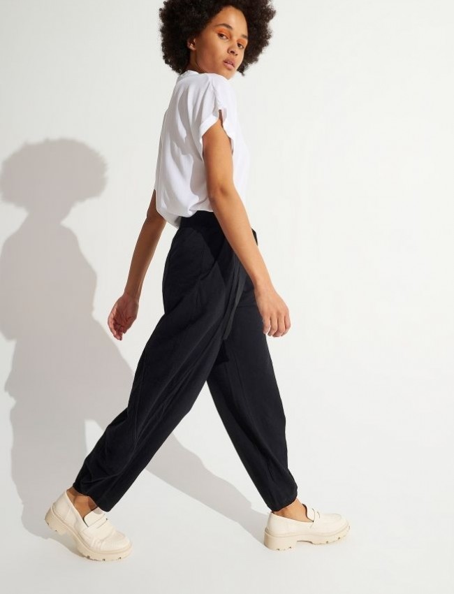Μαύρο παντελόνι slouchy-fit με πλαϊνές τσέπες, διακοσμητικά εξόρραφα και μη αποσπώμενη ζώνη Ale