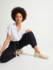 Μαύρο παντελόνι slouchy-fit με πλαϊνές τσέπες, διακοσμητικά εξόρραφα και μη αποσπώμενη ζώνη Ale