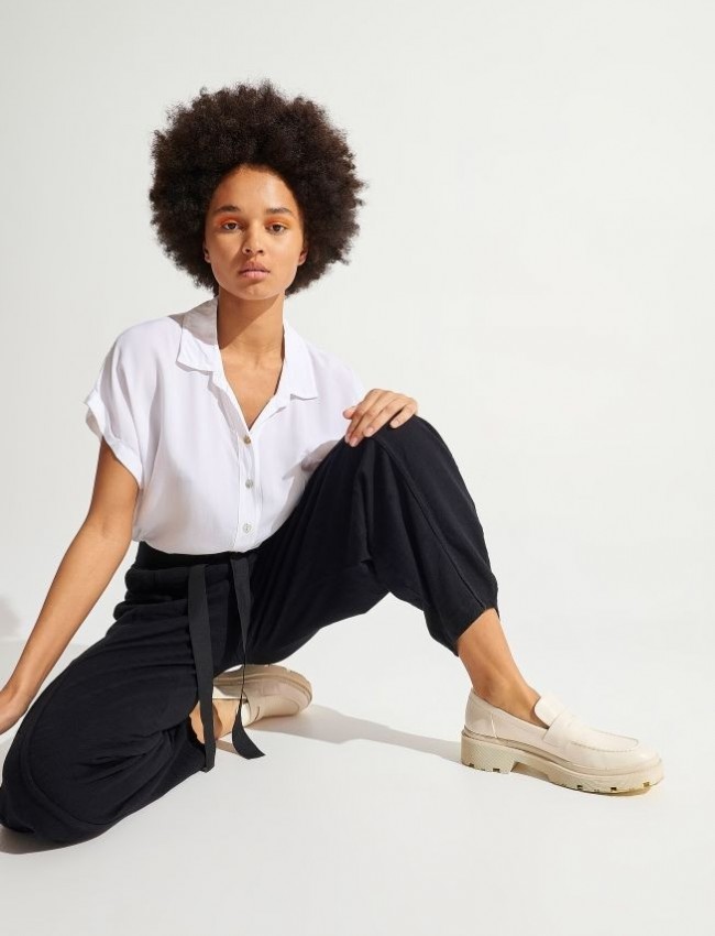 Μαύρο παντελόνι slouchy-fit με πλαϊνές τσέπες, διακοσμητικά εξόρραφα και μη αποσπώμενη ζώνη Ale