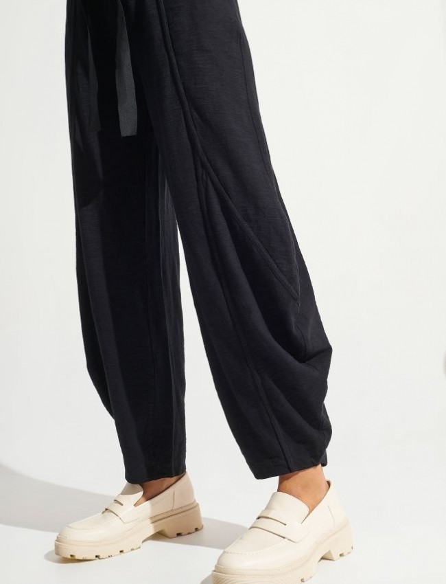 Μαύρο παντελόνι slouchy-fit με πλαϊνές τσέπες, διακοσμητικά εξόρραφα και μη αποσπώμενη ζώνη Ale