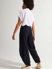 Μαύρο παντελόνι slouchy-fit με πλαϊνές τσέπες, διακοσμητικά εξόρραφα και μη αποσπώμενη ζώνη Ale