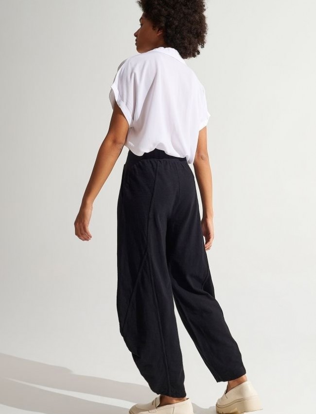 Μαύρο παντελόνι slouchy-fit με πλαϊνές τσέπες, διακοσμητικά εξόρραφα και μη αποσπώμενη ζώνη Ale