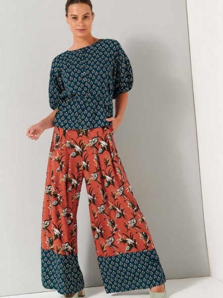 Floral printed εκάι  ψηλόμεση παντελόνα με πιέτες μπροστά  , λάστιχο πίσω στην μέση και συνδυασμός δύο  υφασμάτων στο κάτω μέρος Ale 