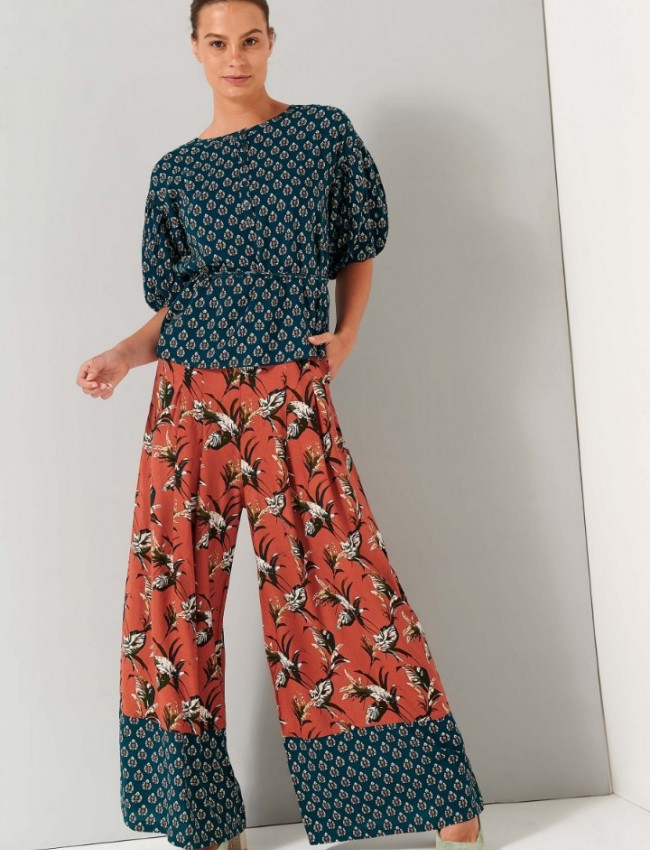 Floral printed εκάι  ψηλόμεση παντελόνα με πιέτες μπροστά  , λάστιχο πίσω στην μέση και συνδυασμός δύο  υφασμάτων στο κάτω μέρος Ale 