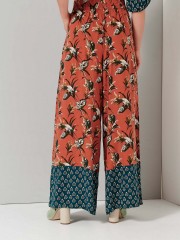 Floral printed εκάι  ψηλόμεση παντελόνα με πιέτες μπροστά  , λάστιχο πίσω στην μέση και συνδυασμός δύο  υφασμάτων στο κάτω μέρος Ale 