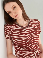 Animal printed εκάι κοντομάνικη μπλούζα με ανοιχτή στρογγυλή λαιμόκοψη, πιέτες στους ώμους, λάστιχο στο τελείωμα στο μανίκι, κρουαζέ δέσιμο στο τελείωμα και ανοιχτή πλάτη Ale