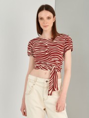 Animal printed εκάι κοντομάνικη μπλούζα με ανοιχτή στρογγυλή λαιμόκοψη, πιέτες στους ώμους, λάστιχο στο τελείωμα στο μανίκι, κρουαζέ δέσιμο στο τελείωμα και ανοιχτή πλάτη Ale