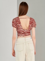 Animal printed εκάι κοντομάνικη μπλούζα με ανοιχτή στρογγυλή λαιμόκοψη, πιέτες στους ώμους, λάστιχο στο τελείωμα στο μανίκι, κρουαζέ δέσιμο στο τελείωμα και ανοιχτή πλάτη Ale