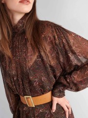 Εμπριμέ καφέ boho-style ημιδιάφανο maxi φόρεμα με λουπέτο λαιμόκοψη, εσωτερικό μισοφόρι, πιέτες μπροστά, μεγάλες μανσέτες και αποσπώμενη ζώνη Ale