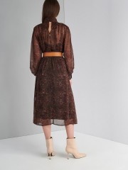 Εμπριμέ καφέ boho-style ημιδιάφανο maxi φόρεμα με λουπέτο λαιμόκοψη, εσωτερικό μισοφόρι, πιέτες μπροστά, μεγάλες μανσέτες και αποσπώμενη ζώνη Ale