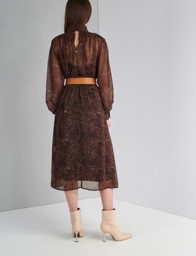 Εμπριμέ καφέ boho-style ημιδιάφανο maxi φόρεμα με λουπέτο λαιμόκοψη, εσωτερικό μισοφόρι, πιέτες μπροστά, μεγάλες μανσέτες και αποσπώμενη ζώνη Ale
