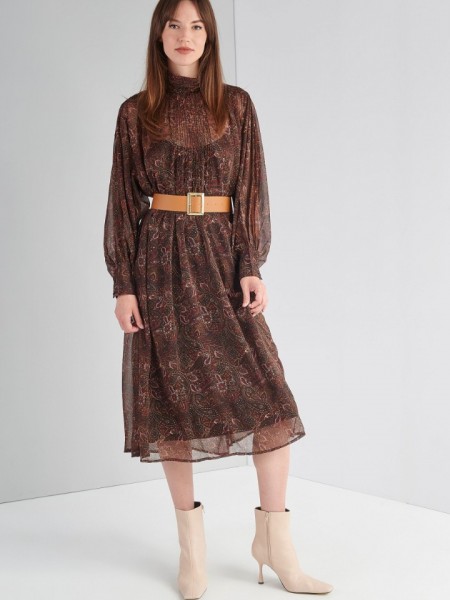 Εμπριμέ καφέ boho-style ημιδιάφανο maxi φόρεμα με λουπέτο λαιμόκοψη, εσωτερικό μισοφόρι, πιέτες μπροστά, μεγάλες μανσέτες και αποσπώμενη ζώνη Ale
