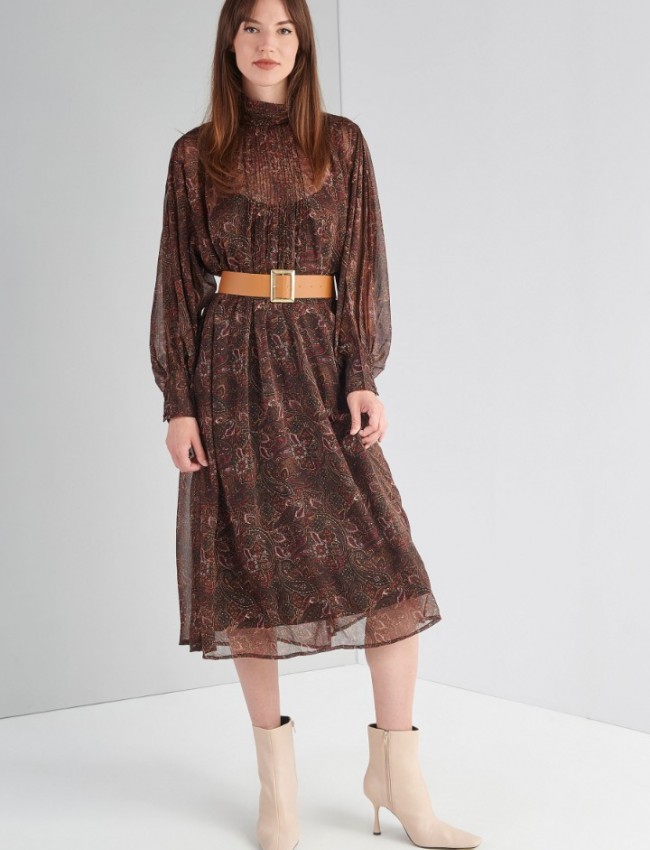 Εμπριμέ καφέ boho-style ημιδιάφανο maxi φόρεμα με λουπέτο λαιμόκοψη, εσωτερικό μισοφόρι, πιέτες μπροστά, μεγάλες μανσέτες και αποσπώμενη ζώνη Ale
