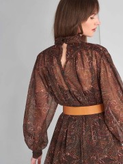 Εμπριμέ καφέ boho-style ημιδιάφανο maxi φόρεμα με λουπέτο λαιμόκοψη, εσωτερικό μισοφόρι, πιέτες μπροστά, μεγάλες μανσέτες και αποσπώμενη ζώνη Ale