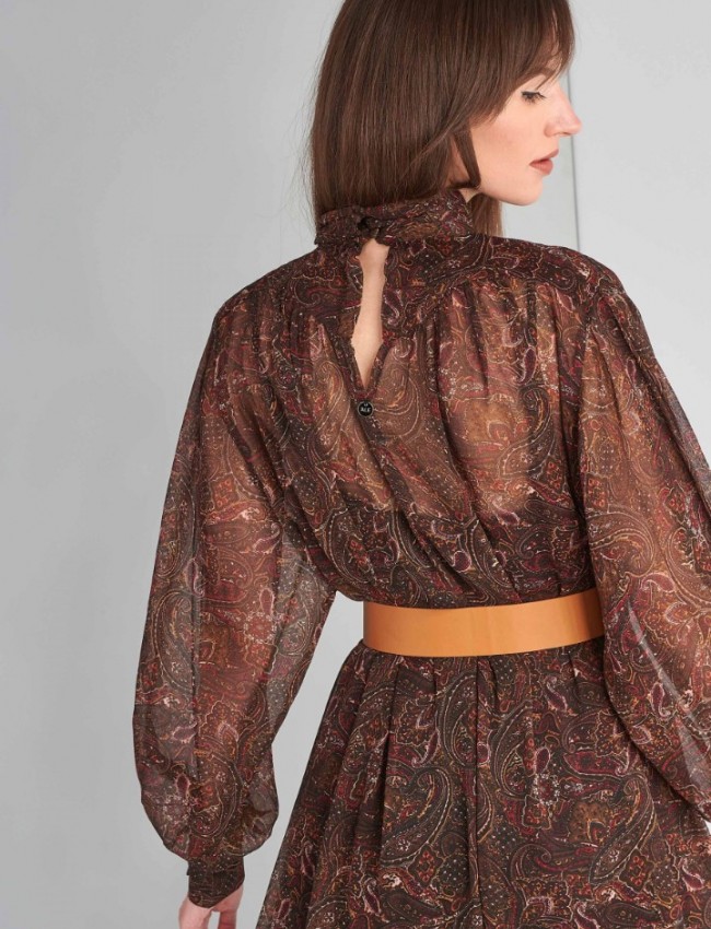 Εμπριμέ καφέ boho-style ημιδιάφανο maxi φόρεμα με λουπέτο λαιμόκοψη, εσωτερικό μισοφόρι, πιέτες μπροστά, μεγάλες μανσέτες και αποσπώμενη ζώνη Ale