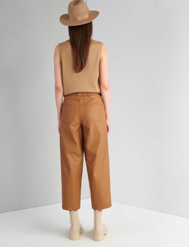 Ταμπά faux-leather ψηλόμεσο cropped παντελόνι με κουφόπιετες μπροστά, πλαϊνές τσέπες, μη αποσπώμενο ζωνάκι και λάστιχο πίσω στη μέση Ale