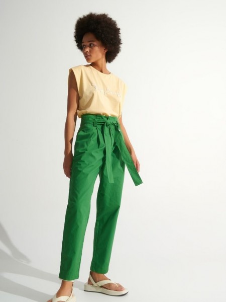 Πράσινο ψηλόμεσο ποπλίνα παντελόνι carrot-fit με πιέτες μπροστά, πλαϊνές τσέπες και αποσπώμενη ζώνη Ale