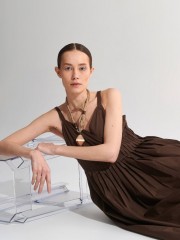 Καφέ αμάνικο maxi φόρεμα με λεπτή ρυθμιζόμενη τιράντα, κρουαζέ μπροστά και σταθερό πλισέ στην μέση Ale