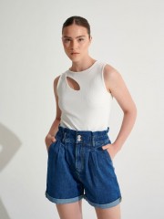 Blue jean ψηλόμεσο σορτς με πιέτες, πλαϊνές τσέπες και λάστιχο στην μέση Ale 